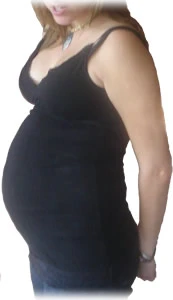 Embarazada percibiendo cambios en su cuerpo